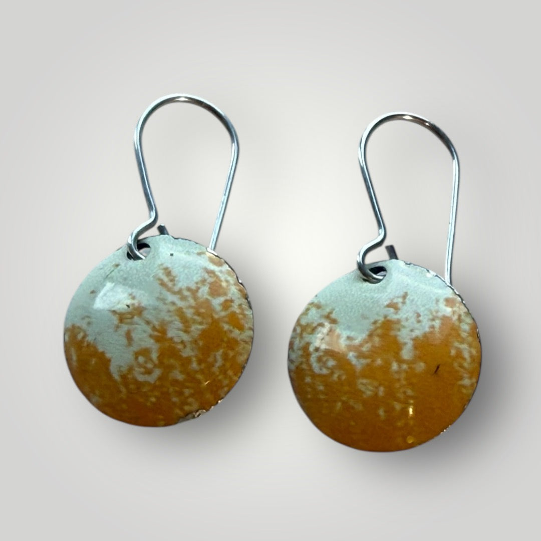 Pair of round earrings with a brushed  design on a yellow gloss background.
Rachel-stowe 