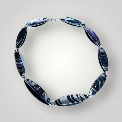 Black-mix clam inspired aluminium necklace