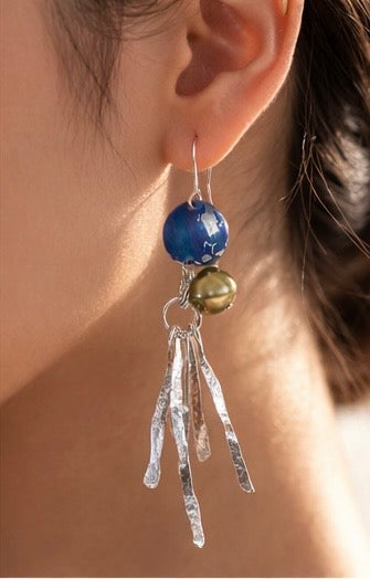 Sterling silver , anodized aluminium and fresh water pearl
Earrings.